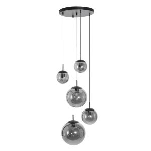 Steinhauer Lighting Pendelleuchte BOLLIQUE Schwarz 5-flammig 2730ZW
Das Bild zeigt eine moderne Pendelleuchte. Die Leuchte besteht aus einer schwarzen Deckenbefestigung, von der fünf lange, schlanke Kabel herabhängen. An den Kabeln sind fünf kugelförmige