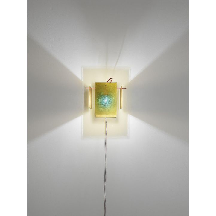 24 Karat Blau Wall Wandleuchte von Ingo Maurer mit handgefertigten Blattgoldblenden, aufgehängt an einem roten Stabkreuz, erzeugt einzigartigen Lichteffekt. 24 Karat Blau Wall Wandleuchte von Ingo Maurer mit handgefertigten Blattgoldblenden, aufgehängt an einem roten Stabkreuz, erzeugt einzigartigen Lichteffekt.