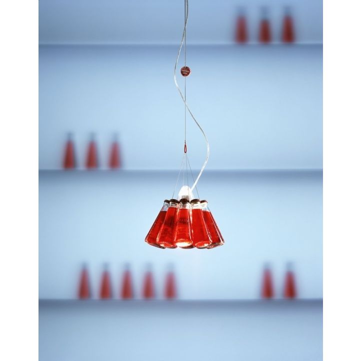 Ingo Maurer CAMPARI LIGHT Pendelleuchte Campari Light von Ingo Maurer, Pendelleuchte mit zehn original gefüllten Campari-Sodaflaschen, stufenlos höhenverstellbar, mit Zitronenpressen-Halterung. Ingo Maurer CAMPARI LIGHT Pendelleuchte Campari Light von Ingo Maurer, Pendelleuchte mit zehn original gefüllten Campari-Sodaflaschen, stufenlos höhenverstellbar, mit Zitronenpressen-Halterung.