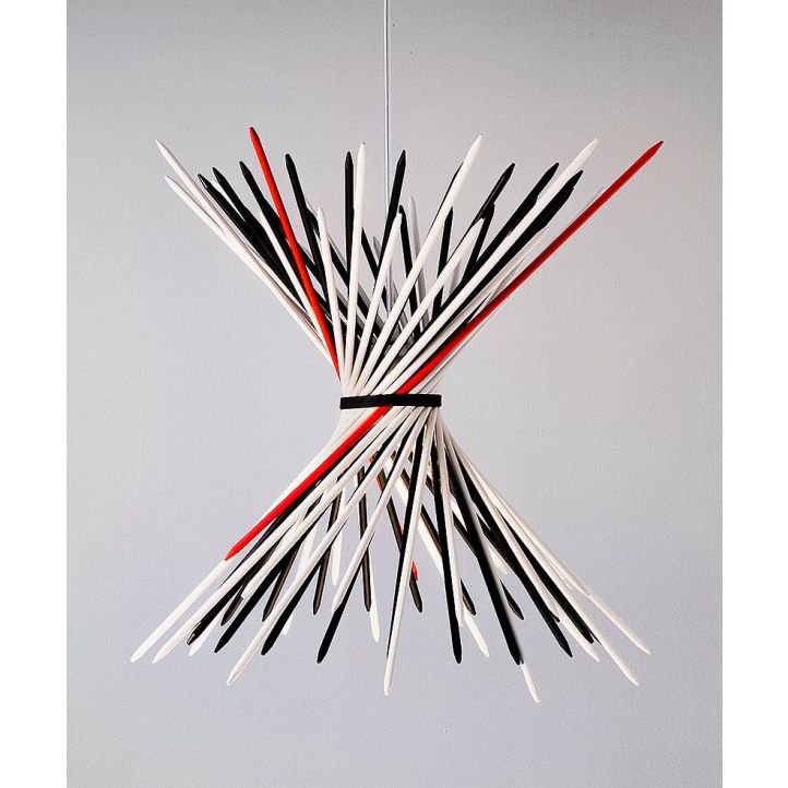 Pic-a-stic Hängeleuchte in schwarz-weiß von Ingo Maurer, 50 lackierte Holzstäbe, Gummiring, individuell gestaltbar, stilvolle und verspielte Beleuchtung. Pic-a-stic Hängeleuchte in schwarz-weiß von Ingo Maurer, 50 lackierte Holzstäbe, Gummiring, individuell gestaltbar, stilvolle und verspielte Beleuchtung.