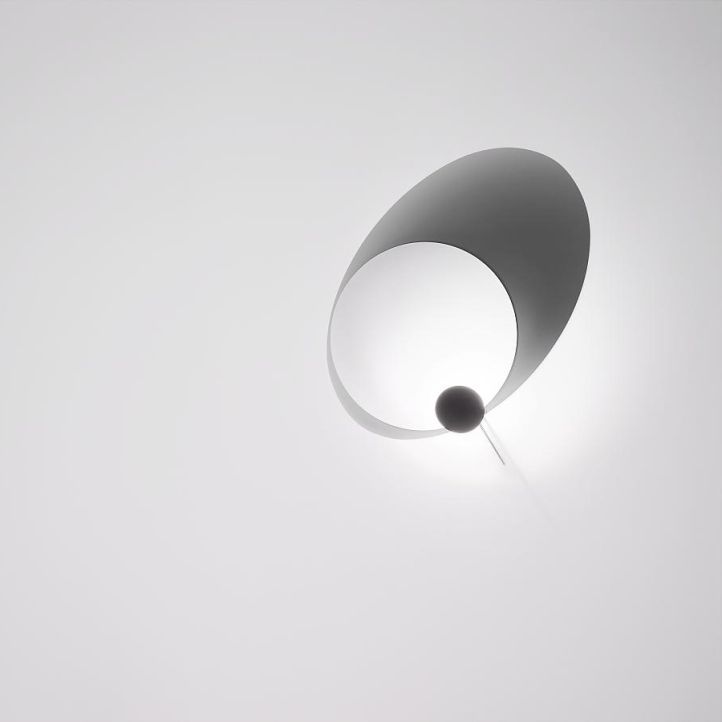 Eclipse Ellipse LED Wandleuchte von Ingo Maurer mit zwei weißen, verstellbaren Scheiben, die ein faszinierendes Licht-Schatten-Spiel erzeugen, inspiriert von der Mondfinsternis. Eclipse Ellipse LED Wandleuchte von Ingo Maurer mit zwei weißen, verstellbaren Scheiben, die ein faszinierendes Licht-Schatten-Spiel erzeugen, inspiriert von der Mondfinsternis.