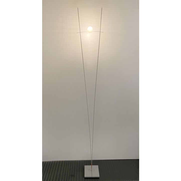 ILIOS Stehleuchte von Ingo Maurer, 190 cm hoch, 18 cm breit, mit Schiebedimmer zur stufenlosen Helligkeitsregelung, sorgt für ein angenehmes Lichtambiente. ILIOS Stehleuchte von Ingo Maurer, 190 cm hoch, 18 cm breit, mit Schiebedimmer zur stufenlosen Helligkeitsregelung, sorgt für ein angenehmes Lichtambiente.