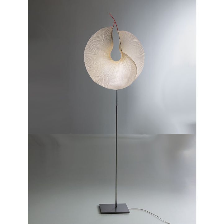 Yoruba Rose Floor Stehleuchte von Ingo Maurer, mit handgefertigtem Papierschirm, grauem Fuß, warmem LED-Licht, ideal für elegante Wohnräume. Yoruba Rose Floor Stehleuchte von Ingo Maurer, mit handgefertigtem Papierschirm, grauem Fuß, warmem LED-Licht, ideal für elegante Wohnräume.