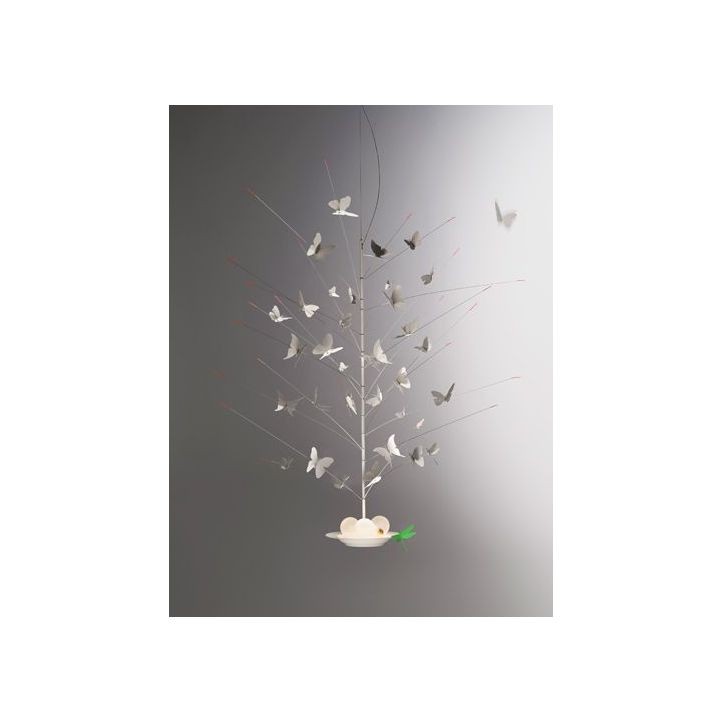 La Festa delle Farfalle Leuchte von Ingo Maurer mit 34 weißen Schmetterlingen und einer grünen Libelle aus Papier, drei Glühlampen und integrierten LEDs im Porzellanteller. La Festa delle Farfalle Leuchte von Ingo Maurer mit 34 weißen Schmetterlingen und einer grünen Libelle aus Papier, drei Glühlampen und integrierten LEDs im Porzellanteller.