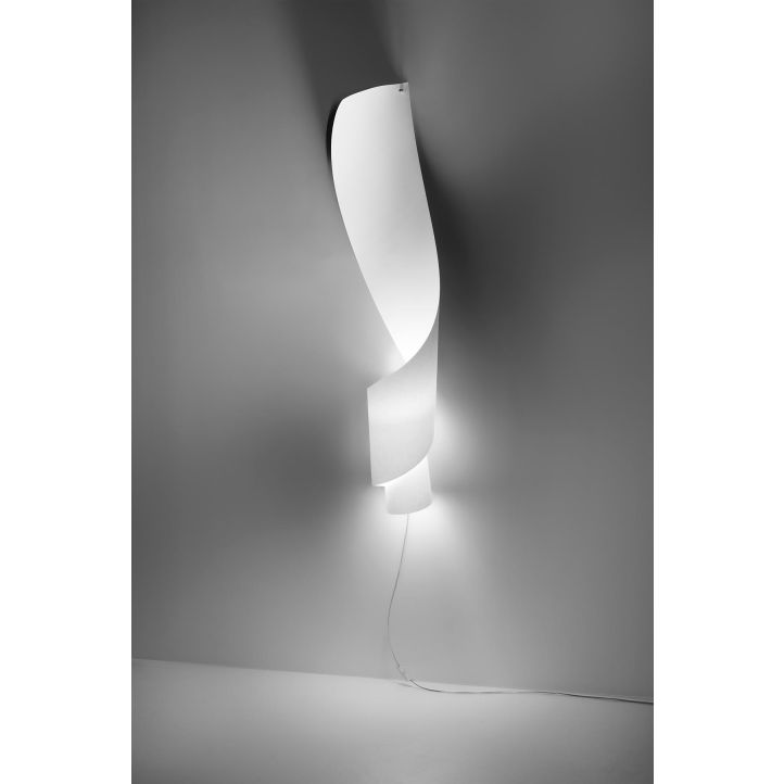 Oop's Wandleuchte mit geschwungenem Papierstreifen, versteckter Lichtquelle und farblosem Kabel, minimalistisches Design für angenehmes Licht. Oop's Wandleuchte mit geschwungenem Papierstreifen, versteckter Lichtquelle und farblosem Kabel, minimalistisches Design für angenehmes Licht.