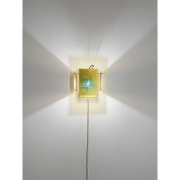 24 Karat Blau Wall Wandleuchte von Ingo Maurer mit handgefertigten Blattgoldblenden, aufgehängt an einem roten Stabkreuz, erzeugt einzigartigen Lichteffekt.