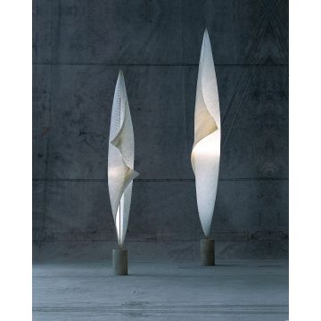 Wo-Tum-Bu Leuchten von Ingo Maurer, handgefertigt mit japanischem Papierschirm und handgegossenen Betonfüßen, moderne LED-Technologie, einzigartiges Design.