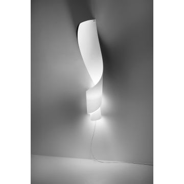 Oop's Wandleuchte mit geschwungenem Papierstreifen, versteckter Lichtquelle und farblosem Kabel, minimalistisches Design für angenehmes Licht.