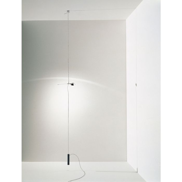 Hot Achille LED von Ingo Maurer, filigranes Design mit vertikalem Drahtkabel, höhenverstellbare und drehbare Lichtquelle, modernes LED-Modul, inspiriert von Achille Castiglionis Parentesi. Hot Achille LED von Ingo Maurer, filigranes Design mit vertikalem Drahtkabel, höhenverstellbare und drehbare Lichtquelle, modernes LED-Modul, inspiriert von Achille Castiglionis Parentesi.